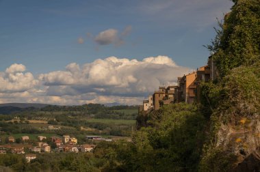 Orte 'deki resim gibi bir şehir, İtalya' da yüksek bir uçurum üzerine kurulmuş küçük bir ortaçağ kasabası.