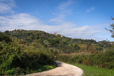 Lazio, İtalya 'daki Nazzano' daki ortaçağ şatosunun resmi