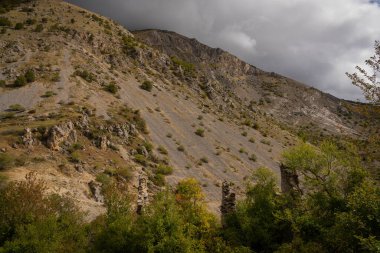 İtalya 'daki Frattura Vecchia' da fırtına öncesi güneşli havalarda resim manzarası