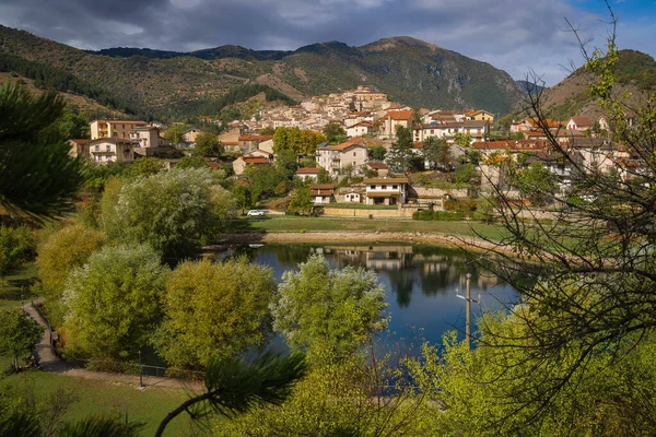 Vista Panorâmica Ensolarada Cidade Villalago Margens Lago Pio Clima Pré — Fotografia de Stock