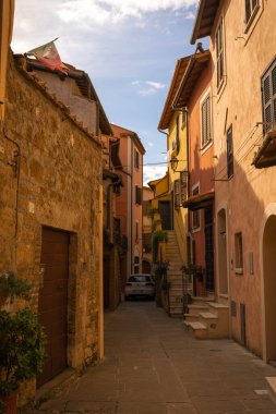 Orte, İtalya - 13 Ekim 2020, İtalya 'da ortaçağ Orte şehrinin modern arabaları.