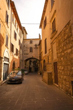 Orte, İtalya - 13 Ekim 2020, İtalya 'da ortaçağ Orte şehrinin modern arabaları.