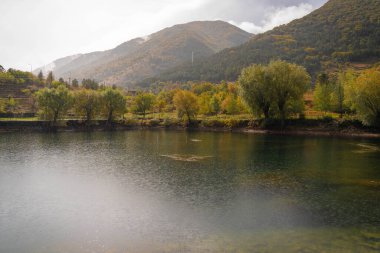 İtalya 'nın Abruzzo dağlarındaki Scanno Gölü' nün sonbahar manzarası