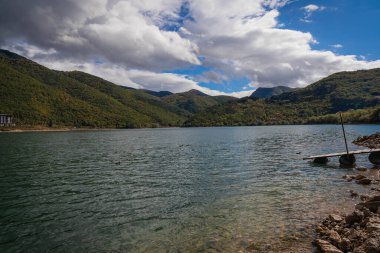 İtalya 'nın Abruzzo dağlarındaki Scanno Gölü' nün sonbahar manzarası