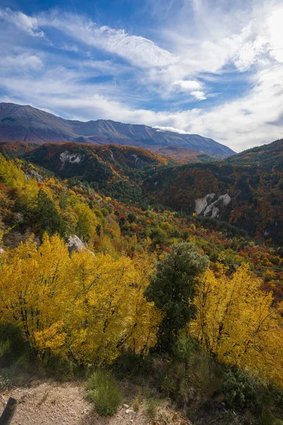Parlak Renkler Sonbaharın Ortasında Talya Daki Abruzzo Dağlarında — Stok fotoğraf