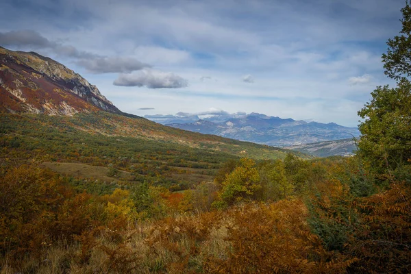 Colores Brillantes Medio Del Otoño Las Montañas Los Abruzos Italia — Foto de Stock