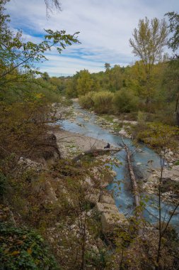 İtalya 'nın Abruzzo şehrinde sonbaharda Lavino' daki sülfür nehrinin görüntüsü