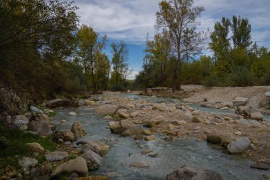 İtalya 'nın Abruzzo şehrinde sonbaharda Lavino' daki sülfür nehrinin görüntüsü