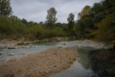 İtalya 'nın Abruzzo şehrinde sonbaharda Lavino' daki sülfür nehrinin görüntüsü