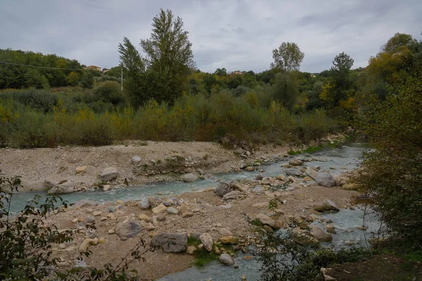 Talya Nın Abruzzo Şehrinde Sonbaharda Lavino Daki Sülfür Nehrinin Görüntüsü — Stok fotoğraf