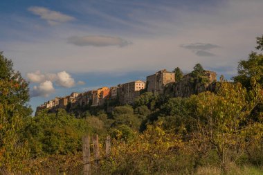 Orte 'deki resim gibi bir şehir, İtalya' da yüksek bir uçurum üzerine kurulmuş küçük bir ortaçağ kasabası.