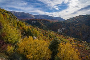 Parlak renkler Sonbaharın ortasında İtalya 'daki Abruzzo dağlarında