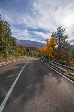 Parlak renkler Sonbaharın ortasında İtalya 'daki Abruzzo dağlarında
