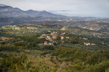 İtalya 'daki Abruzzo dağlarında sonbahar manzarası