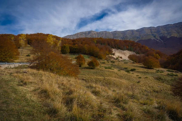 Colores Brillantes Medio Del Otoño Las Montañas Los Abruzos Italia — Foto de Stock