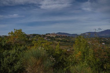 İtalya 'daki Abruzzo dağlarında sonbahar manzarası