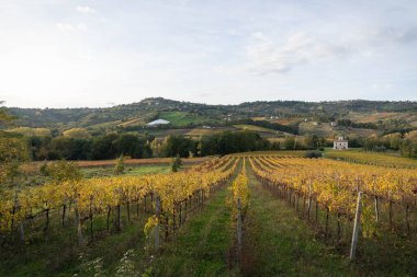 İtalya 'daki Abruzzo dağlarında sonbahar manzarası