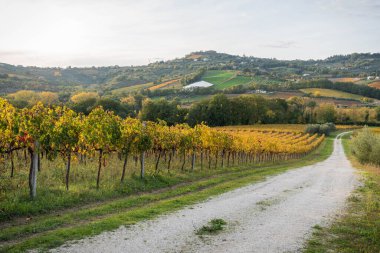 İtalya 'daki Abruzzo dağlarında sonbahar manzarası