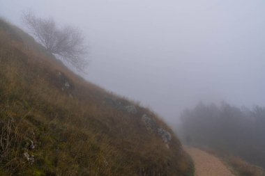 İtalya 'daki Abruzzo dağlarında sonbahar manzarası bulutlar ve sis