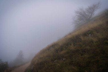 İtalya 'daki Abruzzo dağlarında sonbahar manzarası bulutlar ve sis