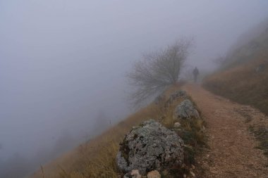 İtalya 'daki Abruzzo dağlarında sonbahar manzarası bulutlar ve sis
