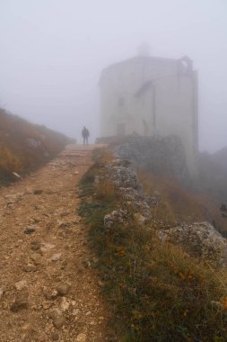 İtalya 'da Rocca Calascio, Abruzzo' daki ortaçağ şatosunun kalıntıları, sis ve bulutlar.
