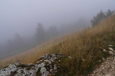 İtalya 'daki Abruzzo dağlarında sonbahar manzarası bulutlar ve sis