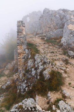 İtalya 'da Rocca Calascio, Abruzzo' daki ortaçağ şatosunun kalıntıları, sis ve bulutlar.