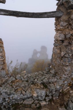 İtalya 'da Rocca Calascio, Abruzzo' daki ortaçağ şatosunun kalıntıları, sis ve bulutlar.