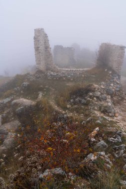İtalya 'da Rocca Calascio, Abruzzo' daki ortaçağ şatosunun kalıntıları, sis ve bulutlar.