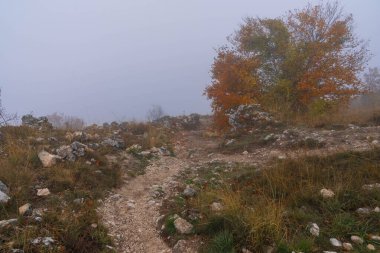 İtalya 'daki Abruzzo dağlarında sonbahar manzarası bulutlar ve sis
