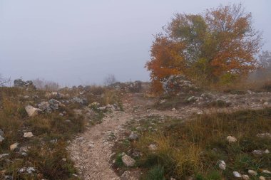 İtalya 'daki Abruzzo dağlarında sonbahar manzarası bulutlar ve sis