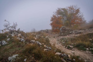 İtalya 'daki Abruzzo dağlarında sonbahar manzarası bulutlar ve sis