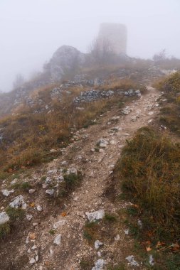 İtalya 'da Rocca Calascio, Abruzzo' daki ortaçağ şatosunun kalıntıları, sis ve bulutlar.