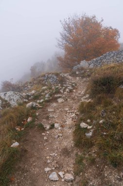 İtalya 'daki Abruzzo dağlarında sonbahar manzarası bulutlar ve sis