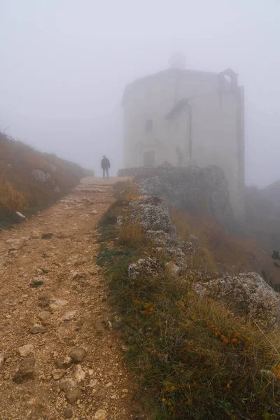 İtalya 'da Rocca Calascio, Abruzzo' daki ortaçağ şatosunun kalıntıları, sis ve bulutlar.
