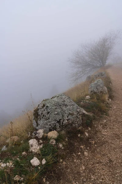İtalya 'daki Abruzzo dağlarında sonbahar manzarası bulutlar ve sis