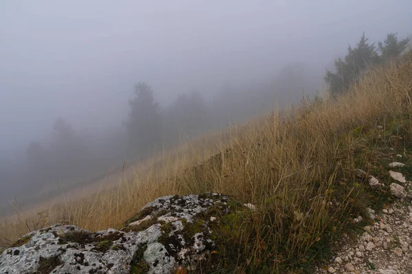 İtalya 'daki Abruzzo dağlarında sonbahar manzarası bulutlar ve sis