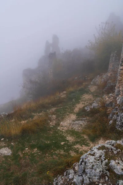 İtalya 'da Rocca Calascio, Abruzzo' daki ortaçağ şatosunun kalıntıları, sis ve bulutlar.