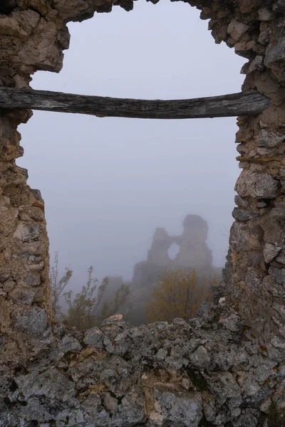 İtalya 'da Rocca Calascio, Abruzzo' daki ortaçağ şatosunun kalıntıları, sis ve bulutlar.