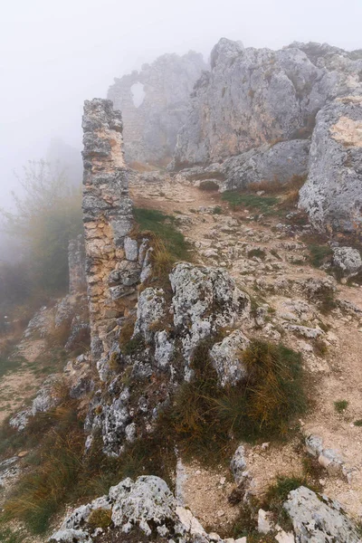 İtalya 'da Rocca Calascio, Abruzzo' daki ortaçağ şatosunun kalıntıları, sis ve bulutlar.