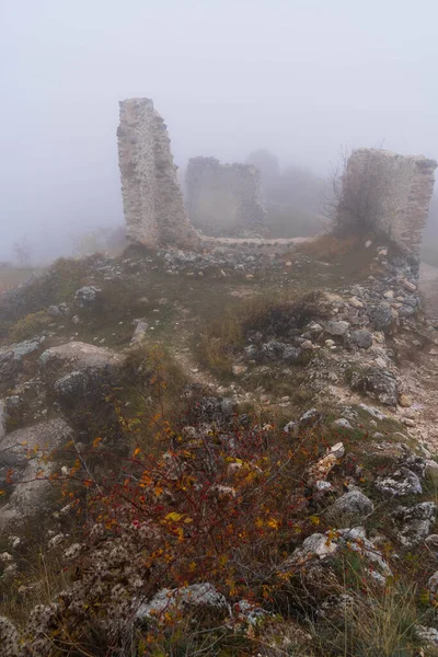 İtalya 'da Rocca Calascio, Abruzzo' daki ortaçağ şatosunun kalıntıları, sis ve bulutlar.