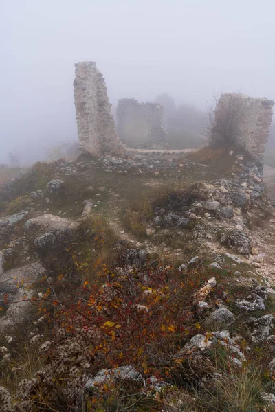 Afbeelding Van Ruïnes Van Middeleeuws Kasteel Wolken Mist Rocca Calascio — Stockfoto