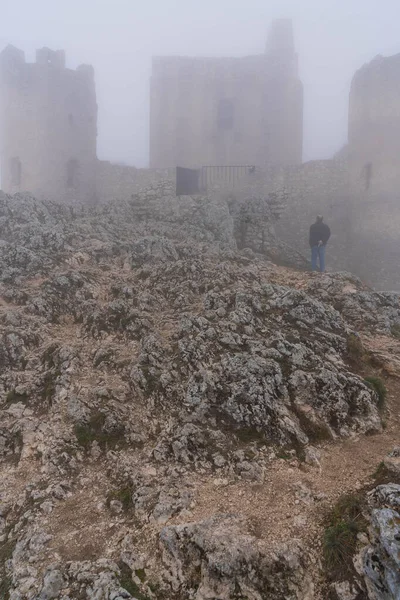 İtalya 'da Rocca Calascio, Abruzzo' daki ortaçağ şatosunun kalıntıları, sis ve bulutlar.