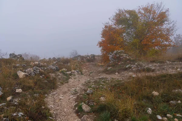 İtalya 'daki Abruzzo dağlarında sonbahar manzarası bulutlar ve sis
