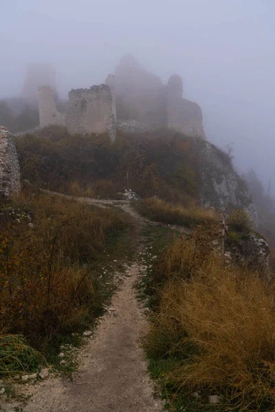 İtalya 'da Rocca Calascio, Abruzzo' daki ortaçağ şatosunun kalıntıları, sis ve bulutlar.