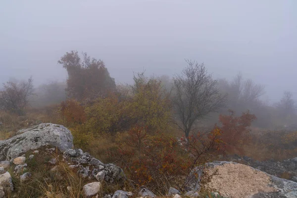 Podzimní Horská Krajina Mracích Mlze Horách Abruzzo Itálii — Stock fotografie