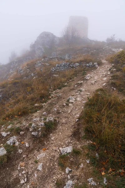İtalya 'da Rocca Calascio, Abruzzo' daki ortaçağ şatosunun kalıntıları, sis ve bulutlar.
