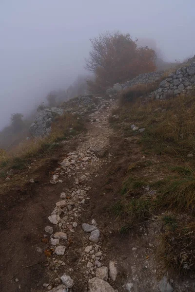 İtalya 'daki Abruzzo dağlarında sonbahar manzarası bulutlar ve sis