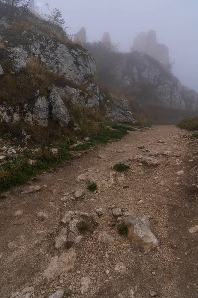 İtalya 'da Rocca Calascio, Abruzzo' daki ortaçağ şatosunun kalıntıları, sis ve bulutlar.